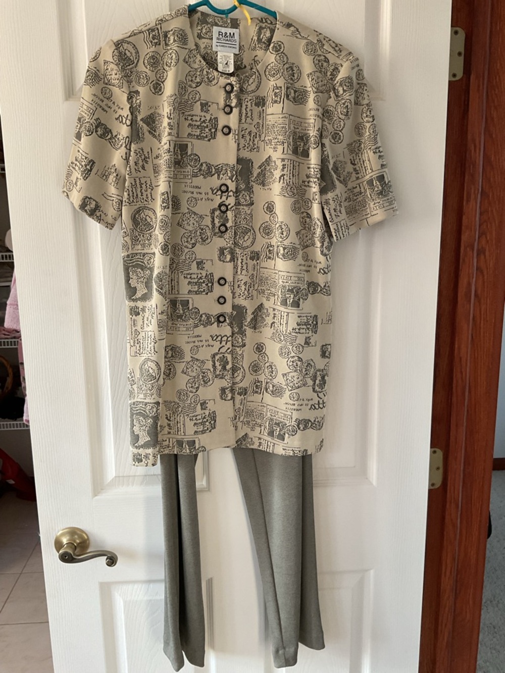 R&M Richards Beige and Black Printed Short-Sleeve Button Front Shirt